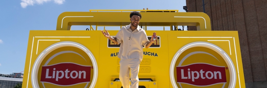 Lipton Kombucha unites Curtis Pritchard and Wes Nelson to give Brits free dance lessons at giant boombox party