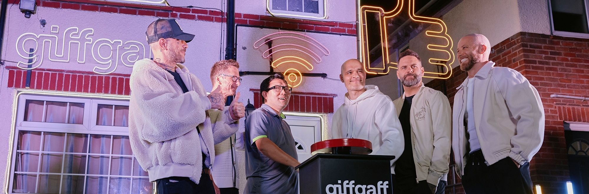 Splendid lights up Chester to celebrate Giffgaff Broadband with special guests