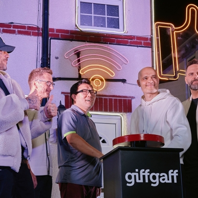 Splendid lights up Chester to celebrate Giffgaff Broadband with special guests